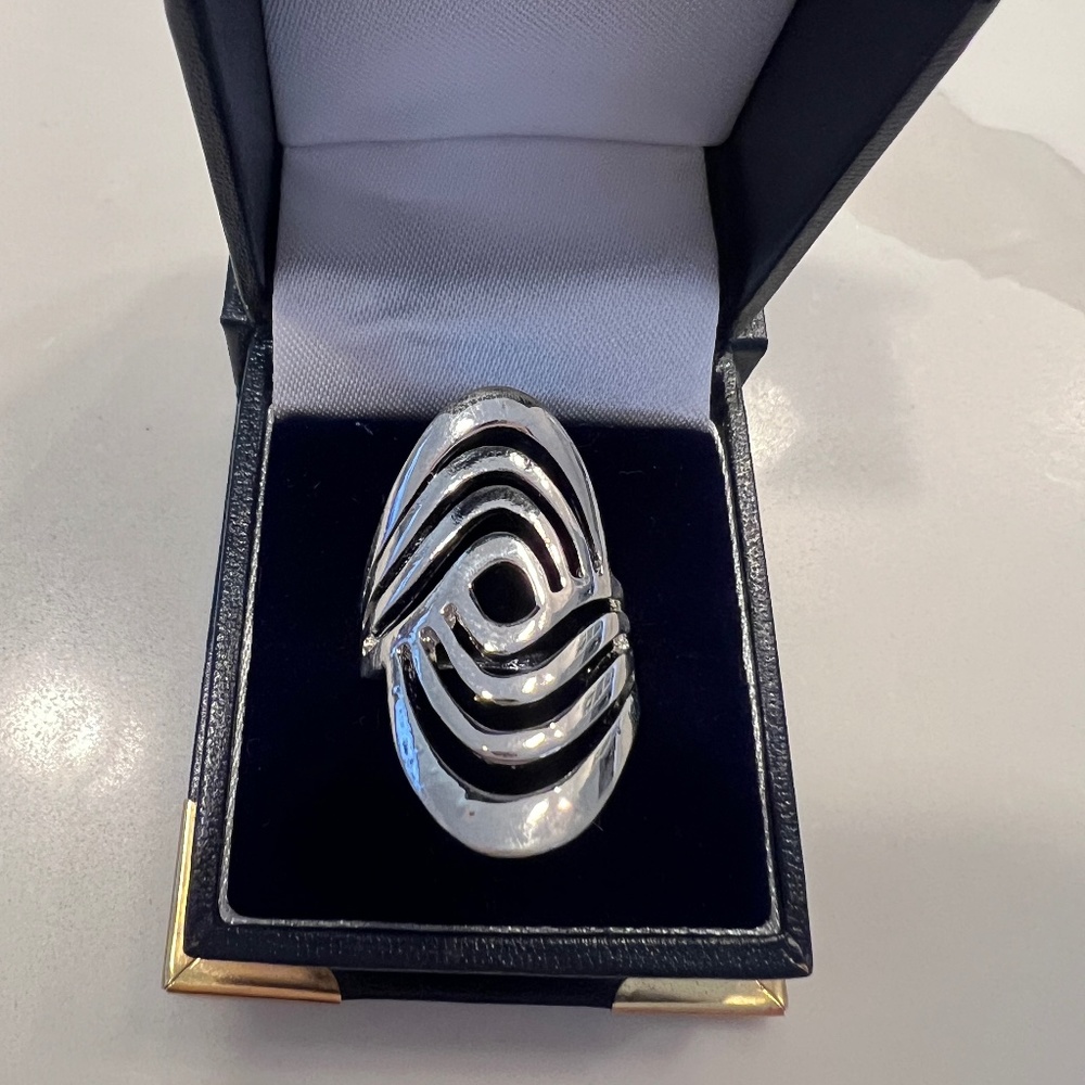 Silver Cocktail Ring w/ cutout wave design - Size 7.5